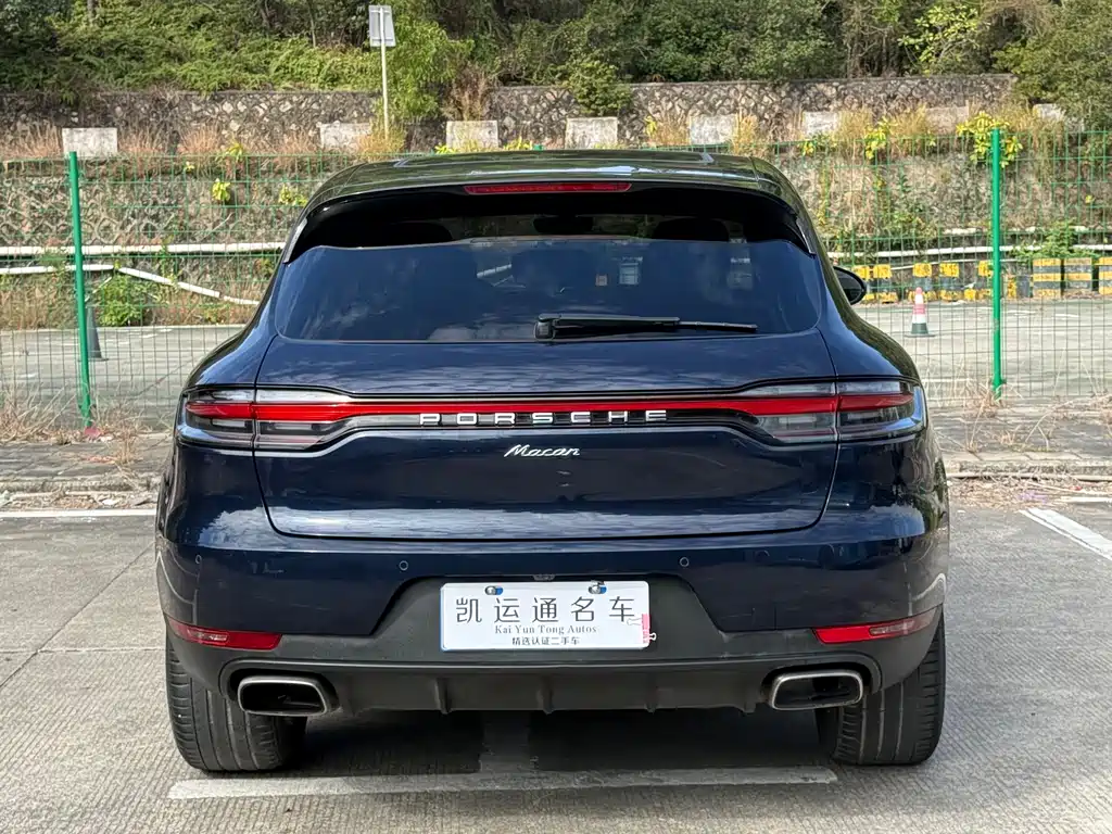 PORSCHE MACAN