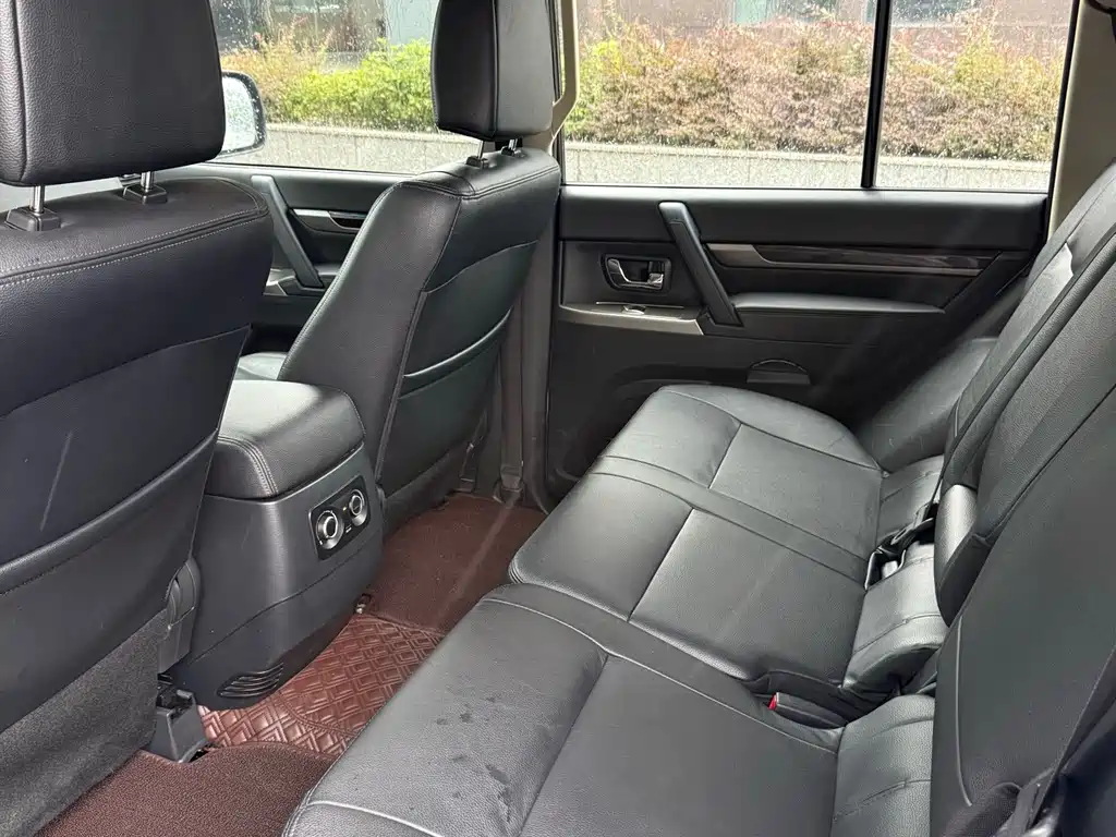 Mitsubishi Pajero (Import) — миниатюра 7