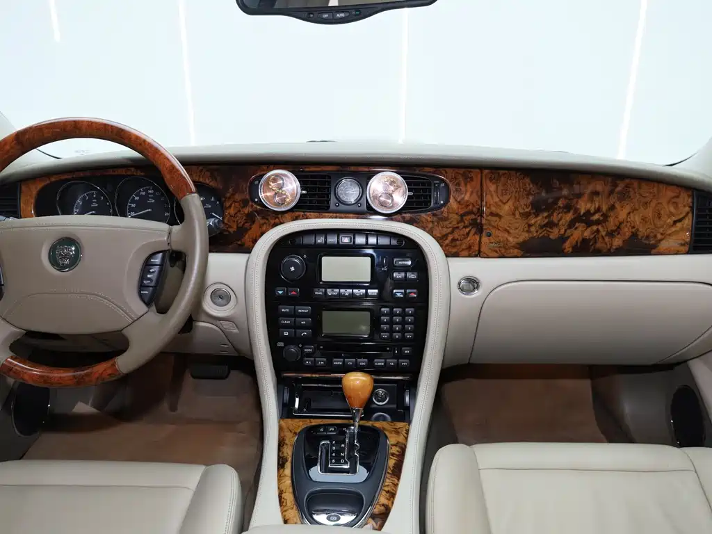 Jaguar XJ — миниатюра 17