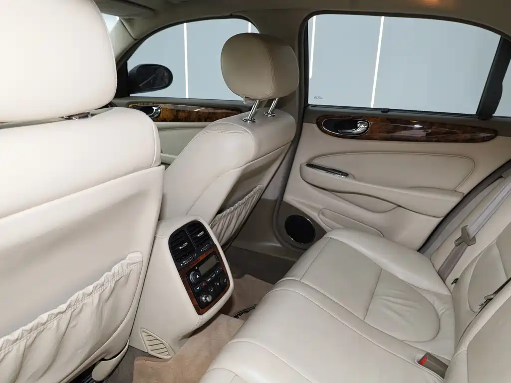 Jaguar XJ — миниатюра 23