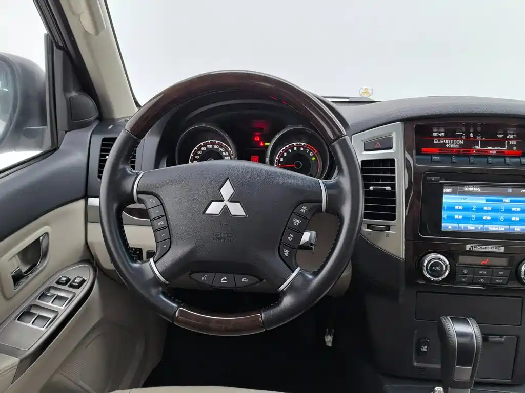 Mitsubishi Pajero (Import) — миниатюра 13
