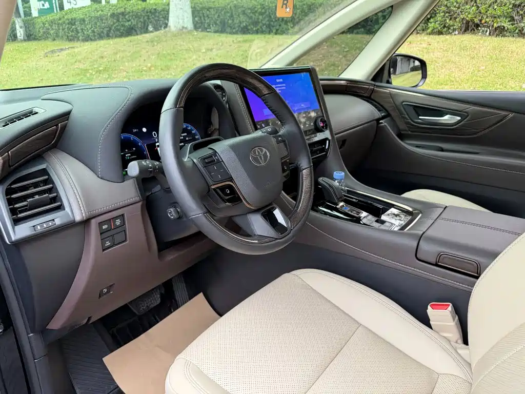 Toyota Alphard — миниатюра 7