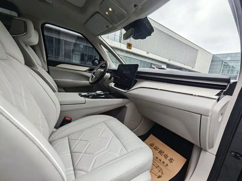 Volvo EM90 — миниатюра 31