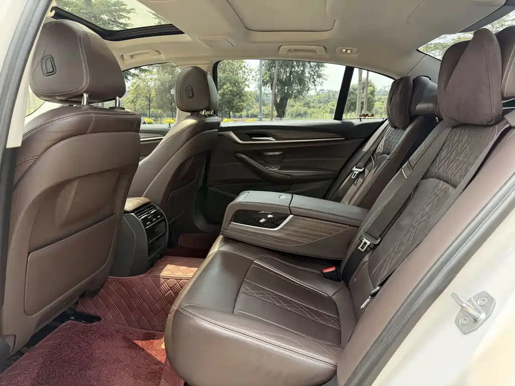 BMW 5 Series — миниатюра 6