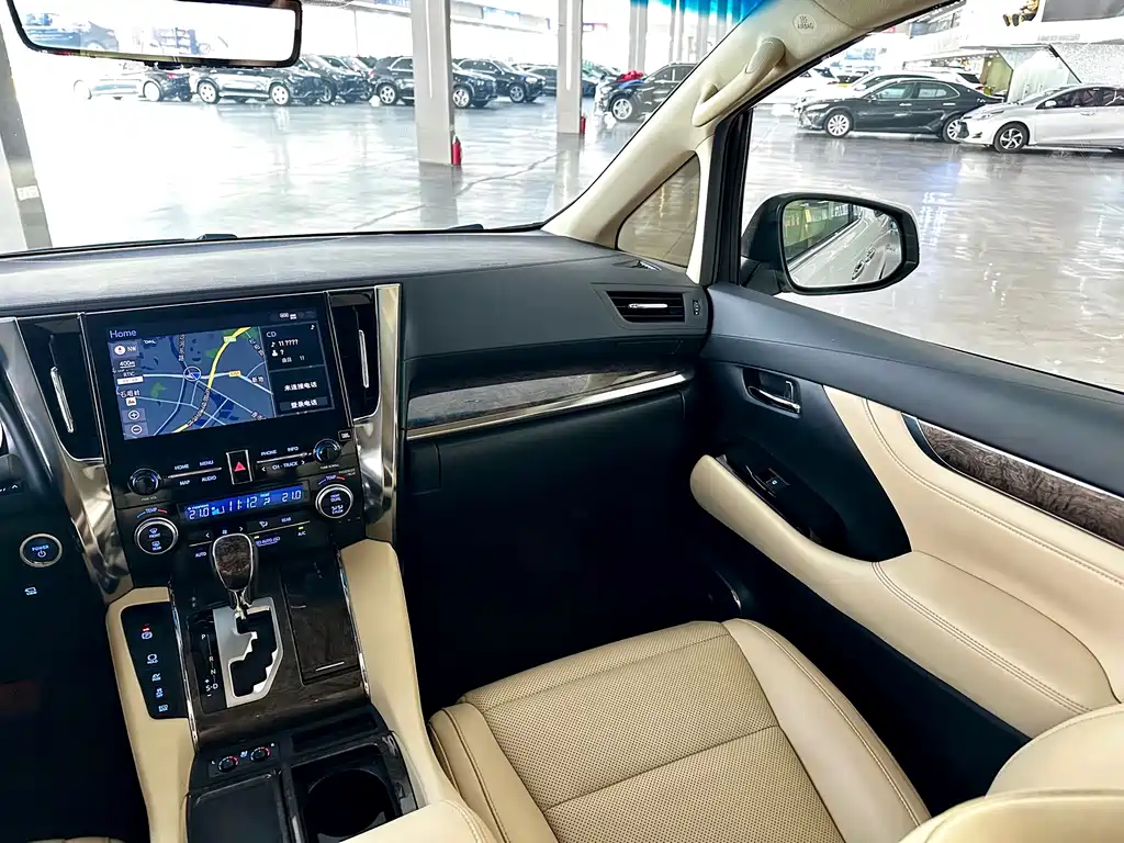 Toyota Alphard — миниатюра 9