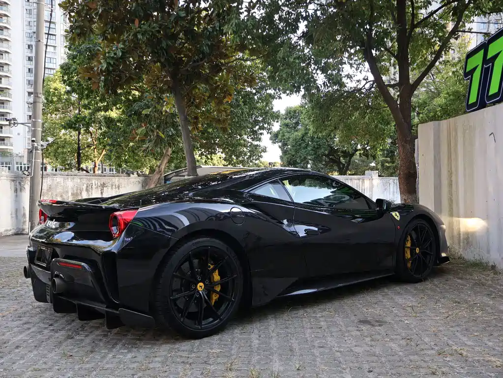 FERRARI 488