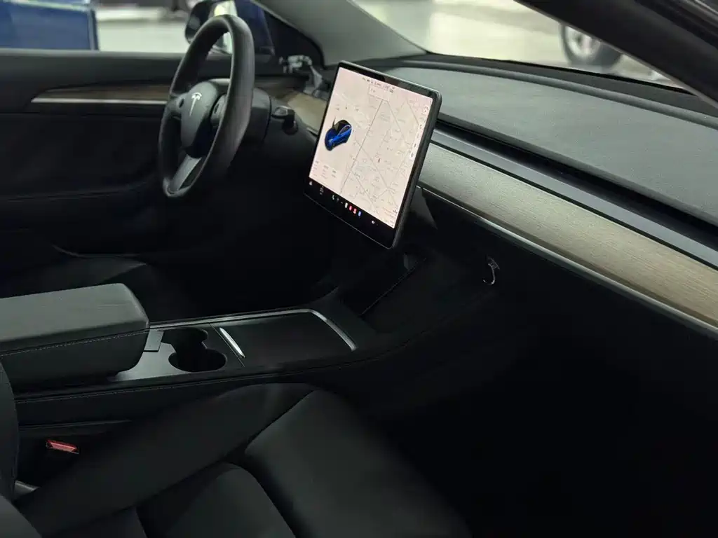 Tesla Model 3 — миниатюра 9