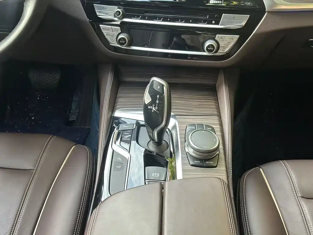 BMW 5 Series — миниатюра 25