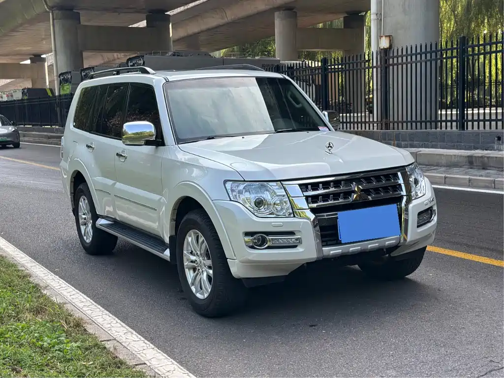 Mitsubishi Pajero (Import) — миниатюра 3