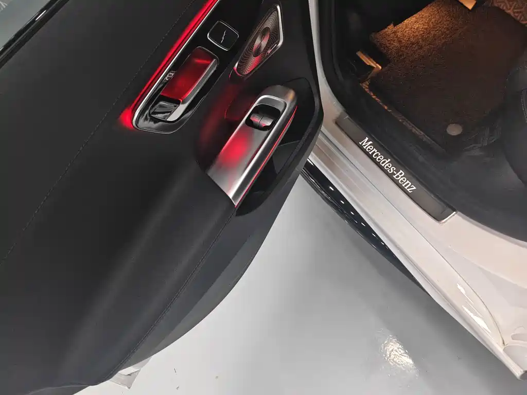 Mercedes-Benz C-Class — миниатюра 12