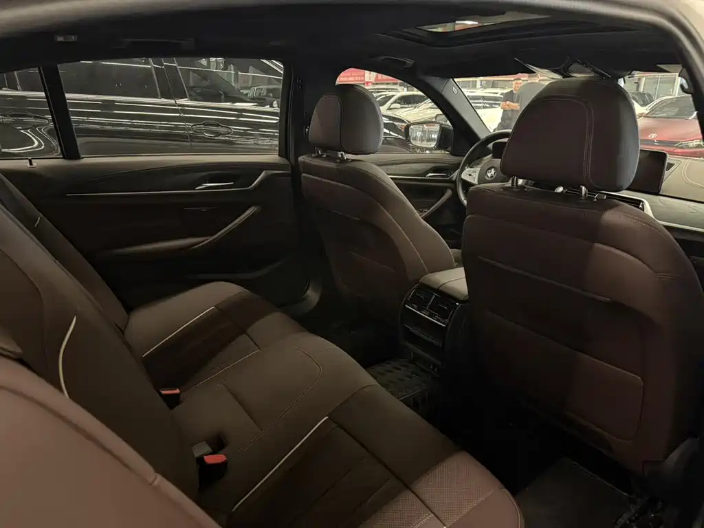 BMW 5 Series — миниатюра 9