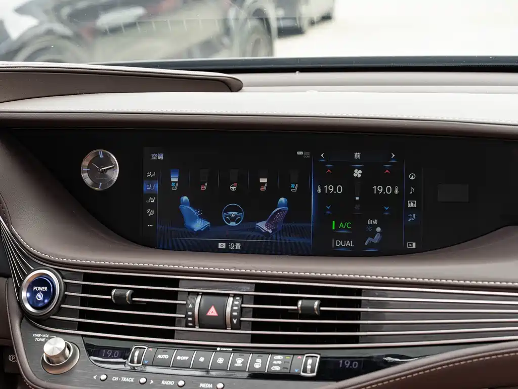 Lexus LS — миниатюра 16