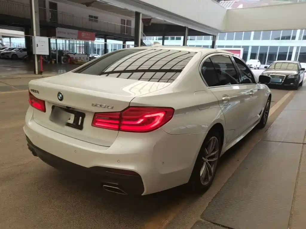 BMW 5 Series — миниатюра 7