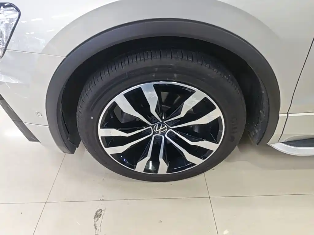 Volkswagen Tiguan L — миниатюра 23