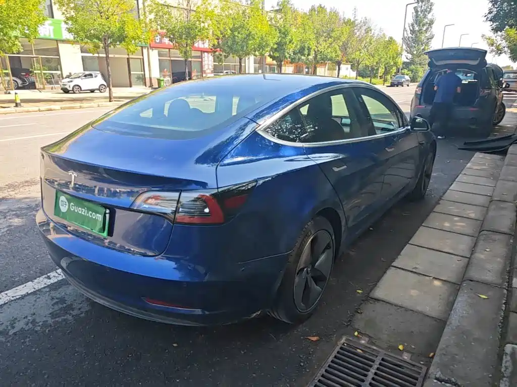Tesla Model 3 — миниатюра 7
