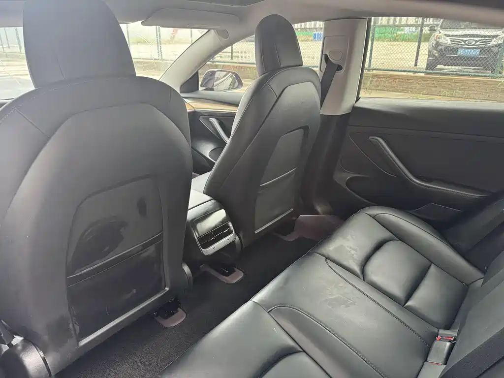 Tesla Model 3 — миниатюра 10