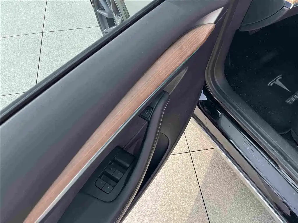 Tesla Model 3 — миниатюра 9
