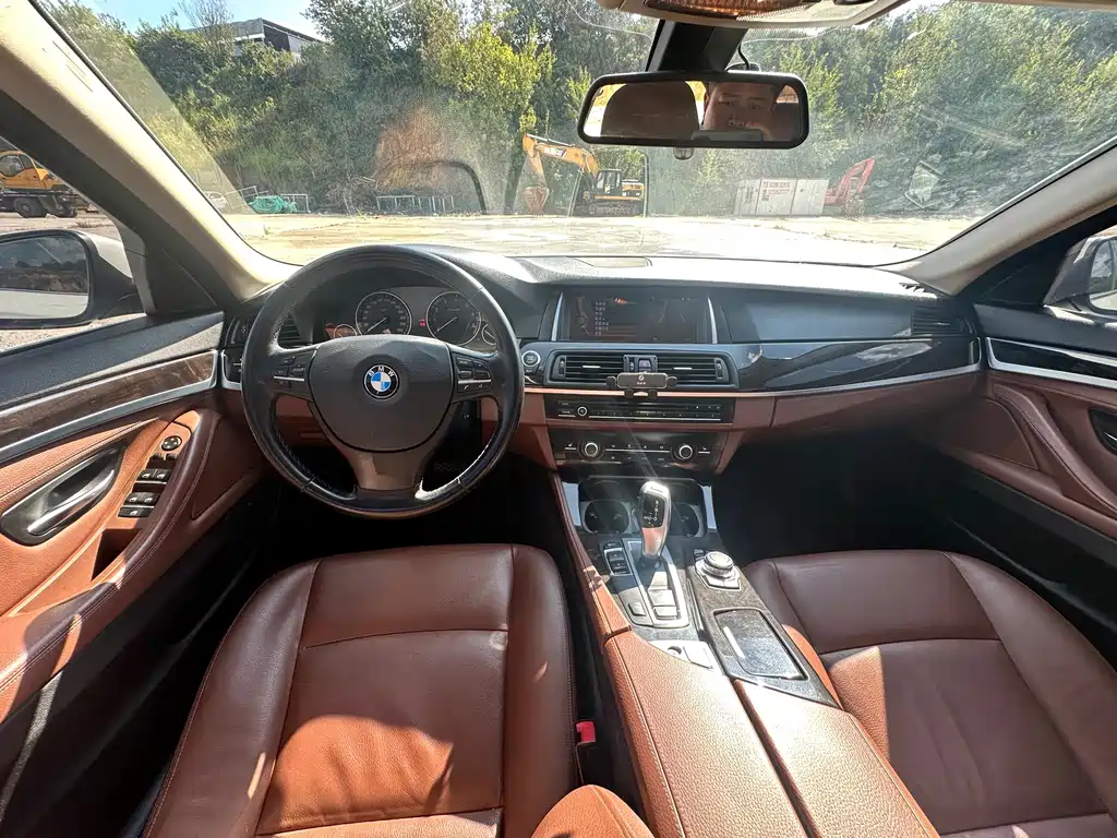 BMW 5 Series — миниатюра 12