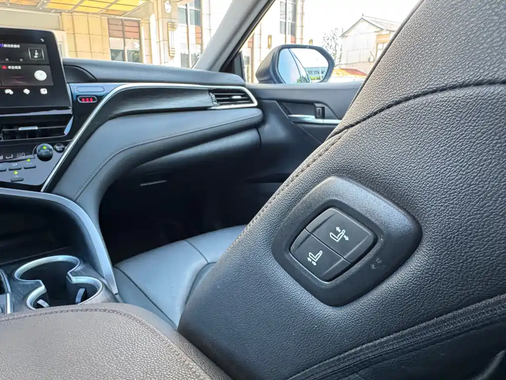 Toyota Camry — миниатюра 12
