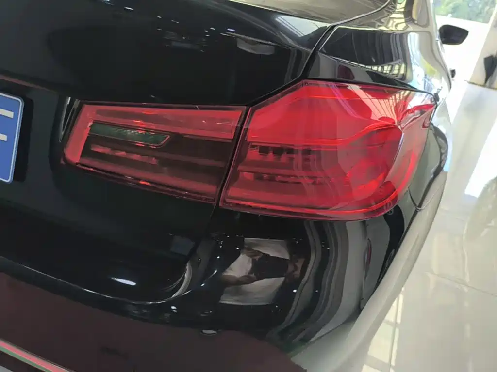 BMW 5 Series — миниатюра 8