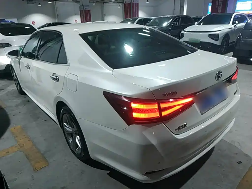 Toyota Crown — миниатюра 5