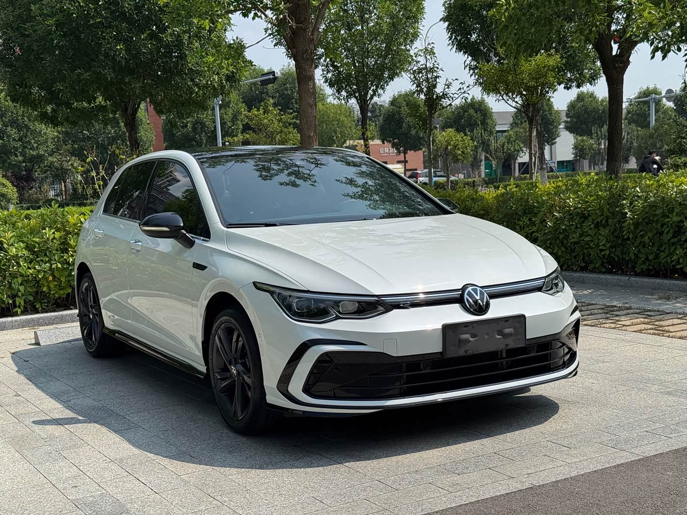 Volkswagen Golf 1.4 л 2023 г. Белый, пробег 6000 км