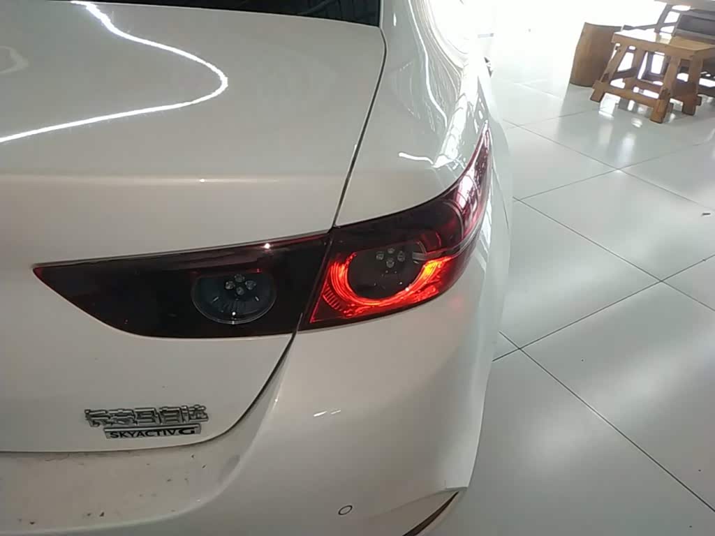 Mazda Mazda3 Axela 2.0 л 2023 г. Белый, пробег 42699 км