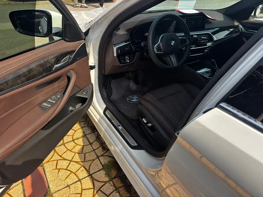 BMW 5 Series — миниатюра 10
