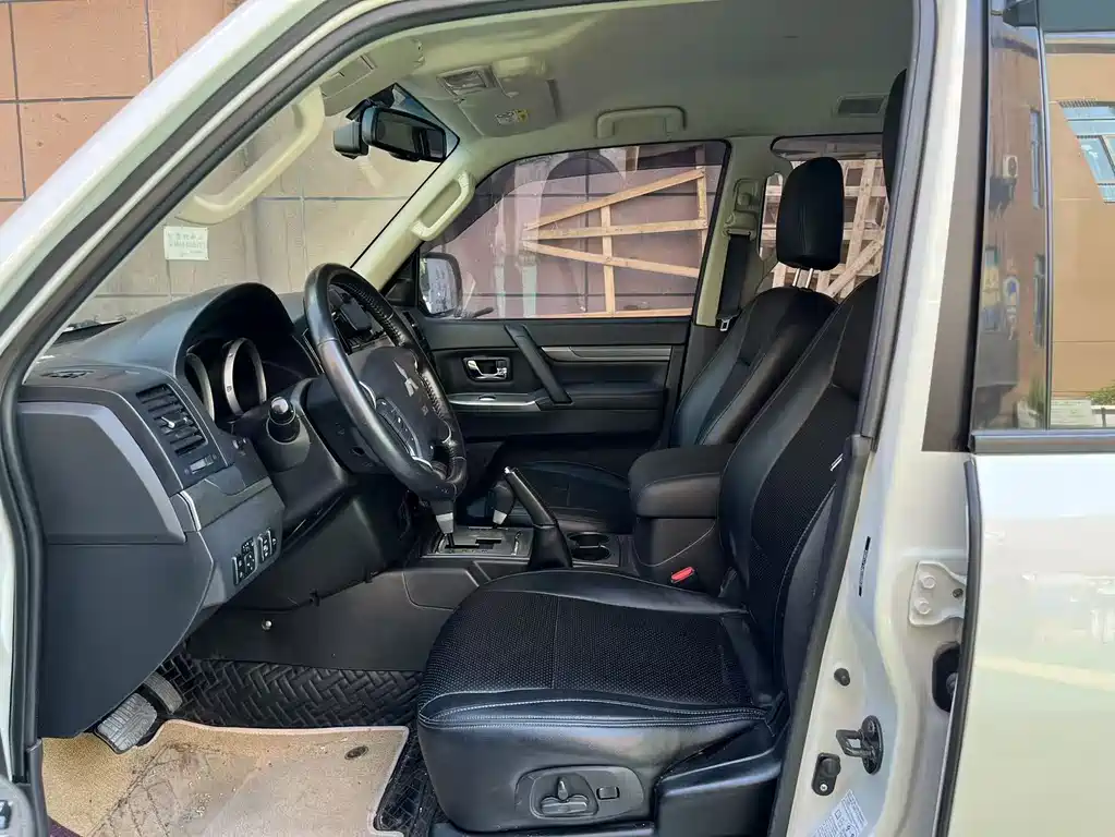 Mitsubishi Pajero (Import) — миниатюра 4