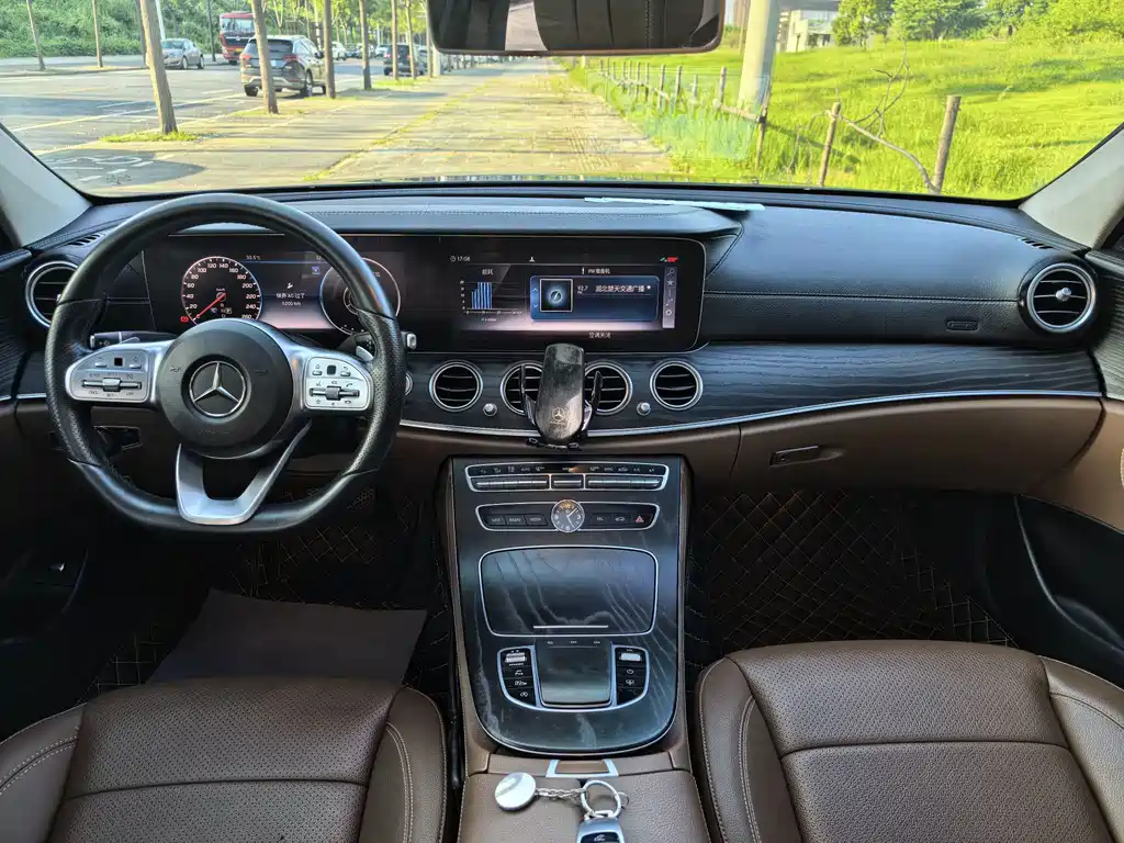 Mercedes-Benz E-Class — миниатюра 13