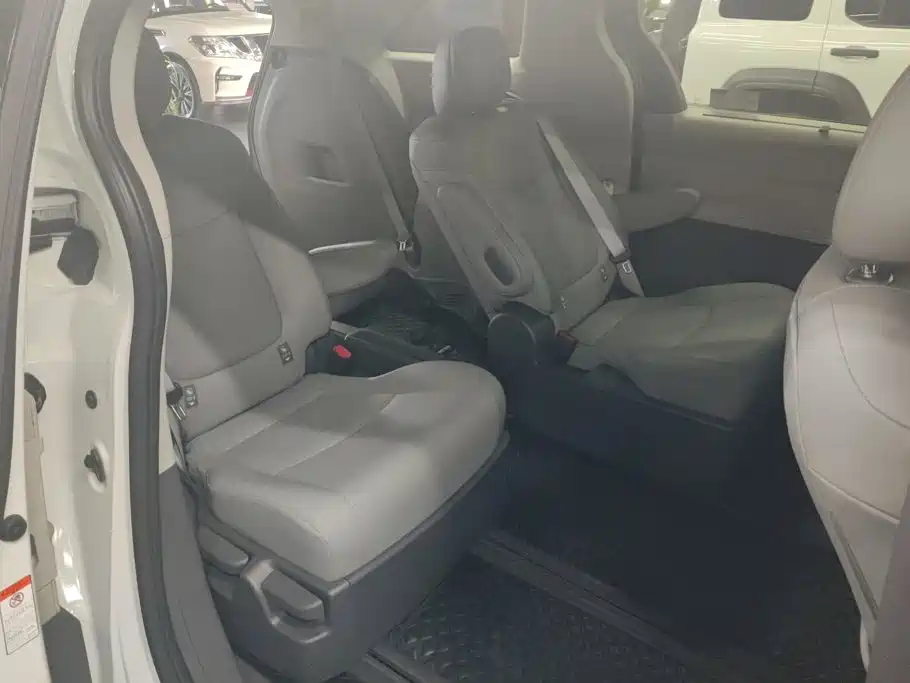 Toyota Granvia — миниатюра 11