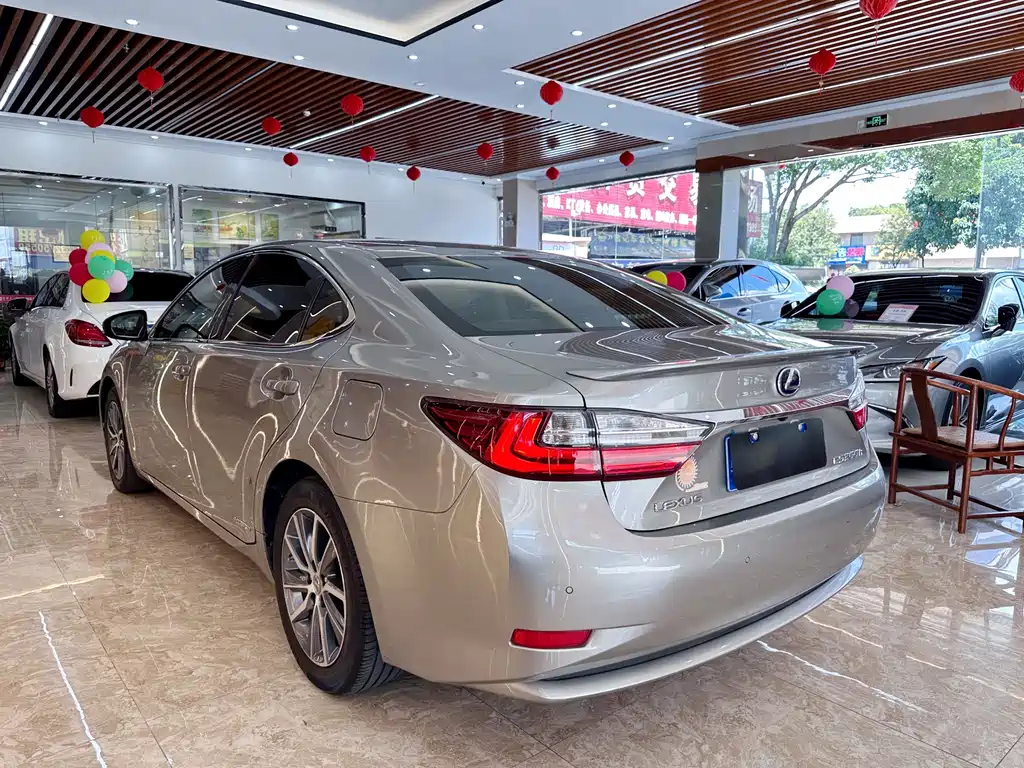 Lexus ES — миниатюра 6