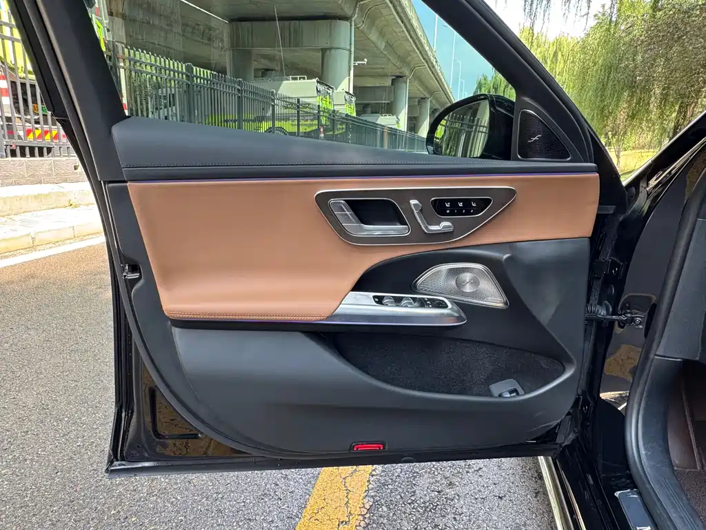 Mercedes-Benz E-Class — миниатюра 11