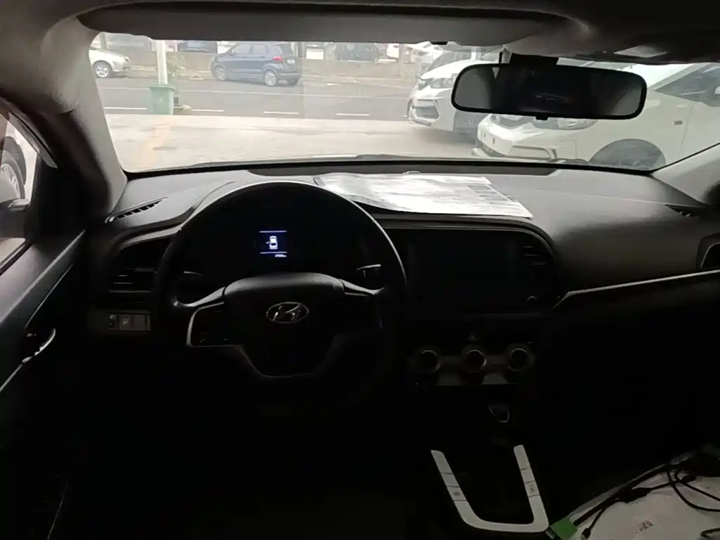 Hyundai Elantra — миниатюра 10