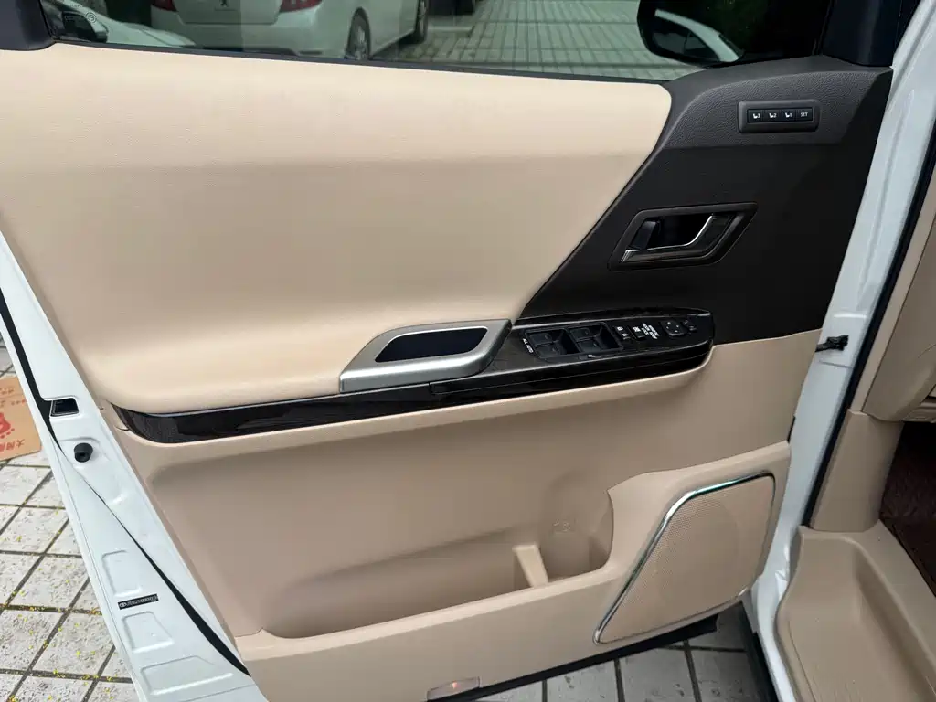 Toyota Alphard — миниатюра 4