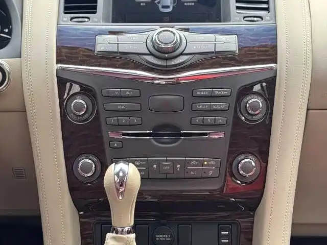 Nissan Patrol — миниатюра 6