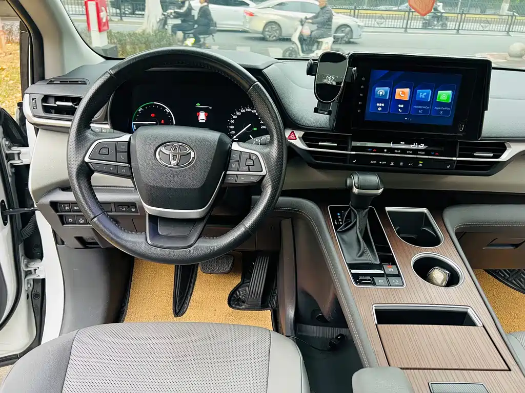 Toyota Sienna — миниатюра 14