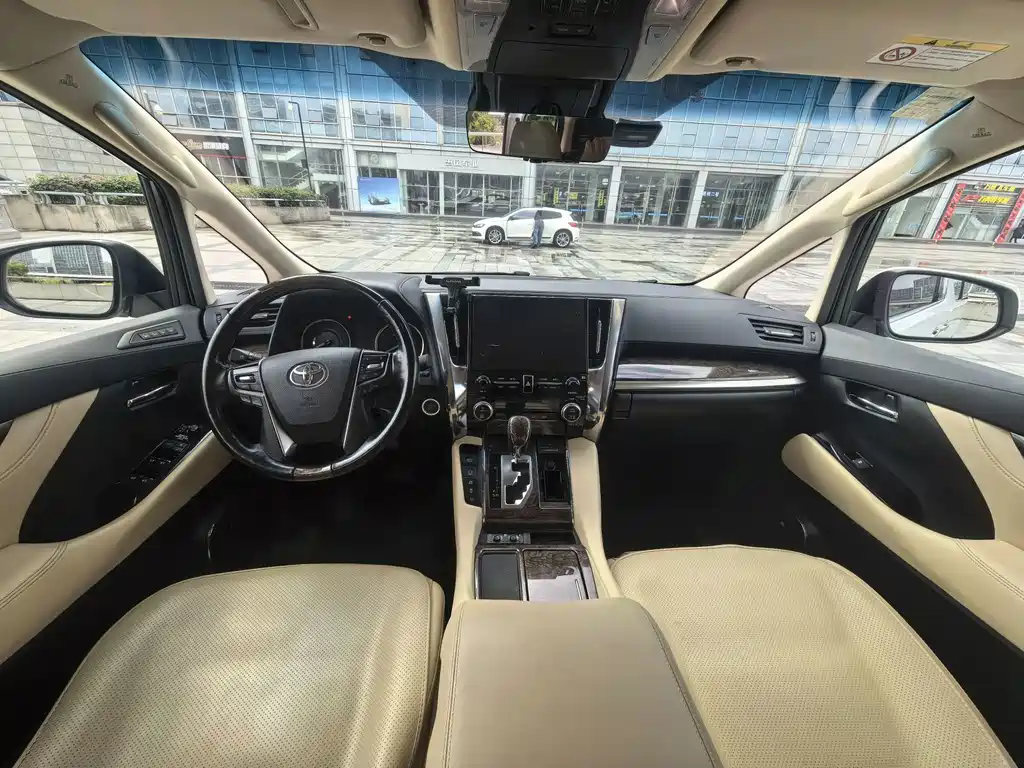 Toyota Alphard — миниатюра 10