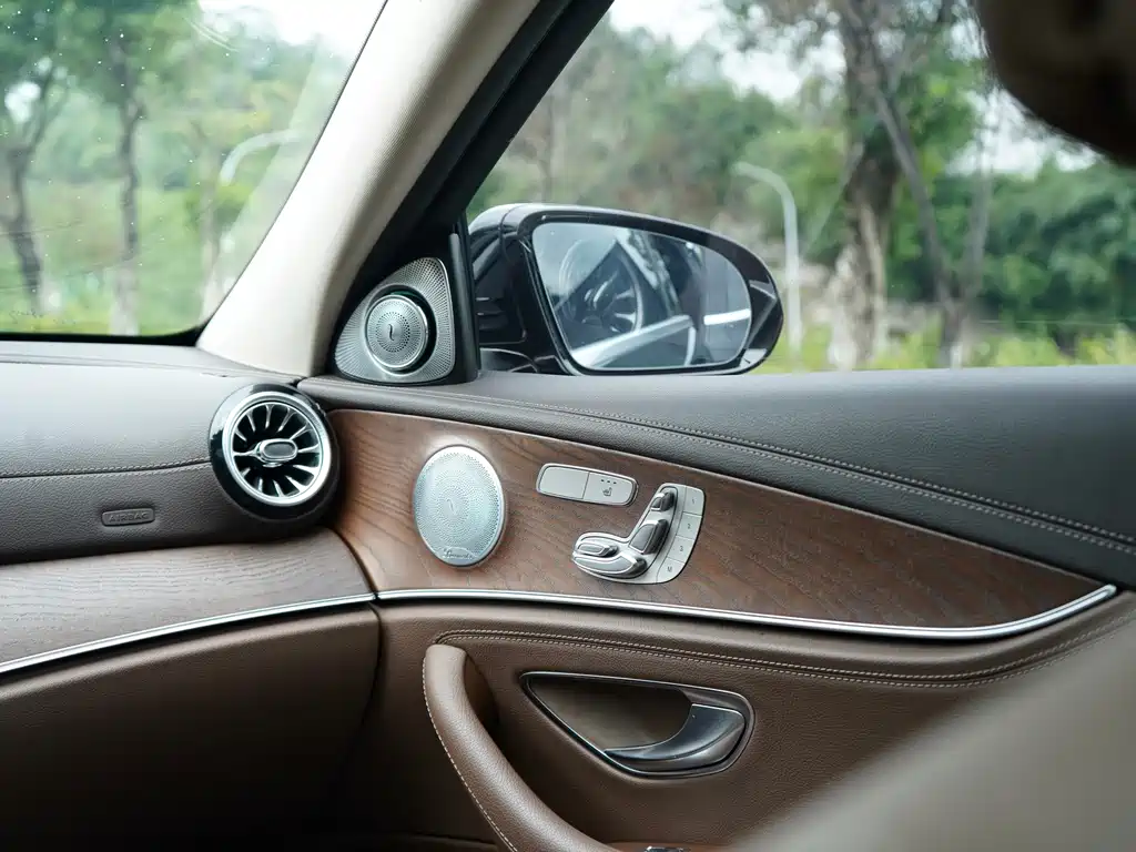 Mercedes-Benz E-Class — миниатюра 9