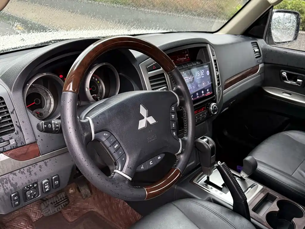 Mitsubishi Pajero (Import) — миниатюра 13