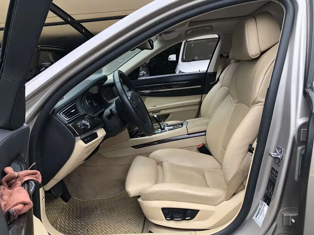 BMW 7 Series — миниатюра 6