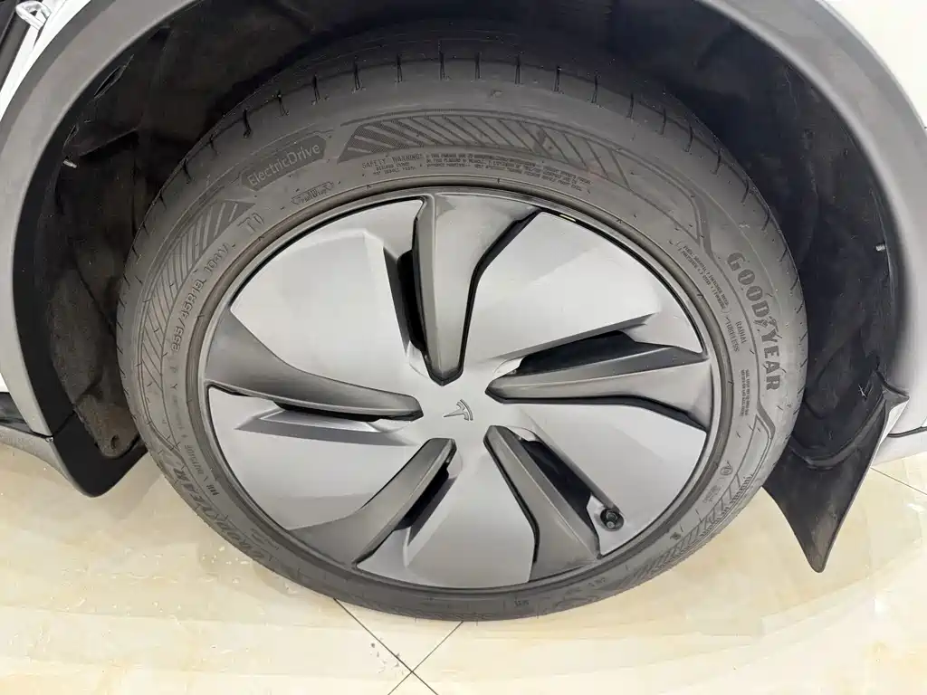 Tesla Model Y — миниатюра 16