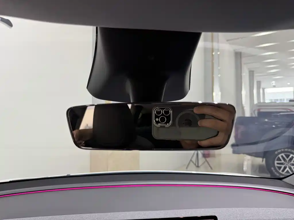 Tesla Model Y — миниатюра 15