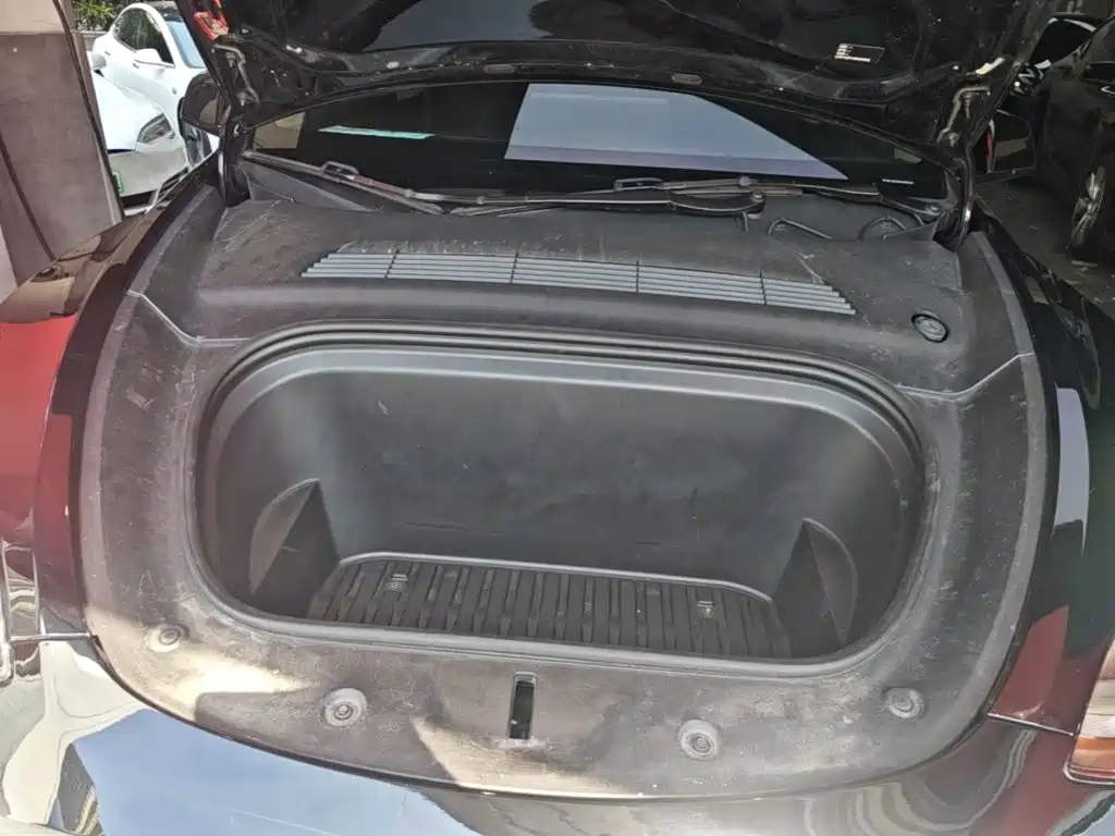 Tesla Model Y — миниатюра 20