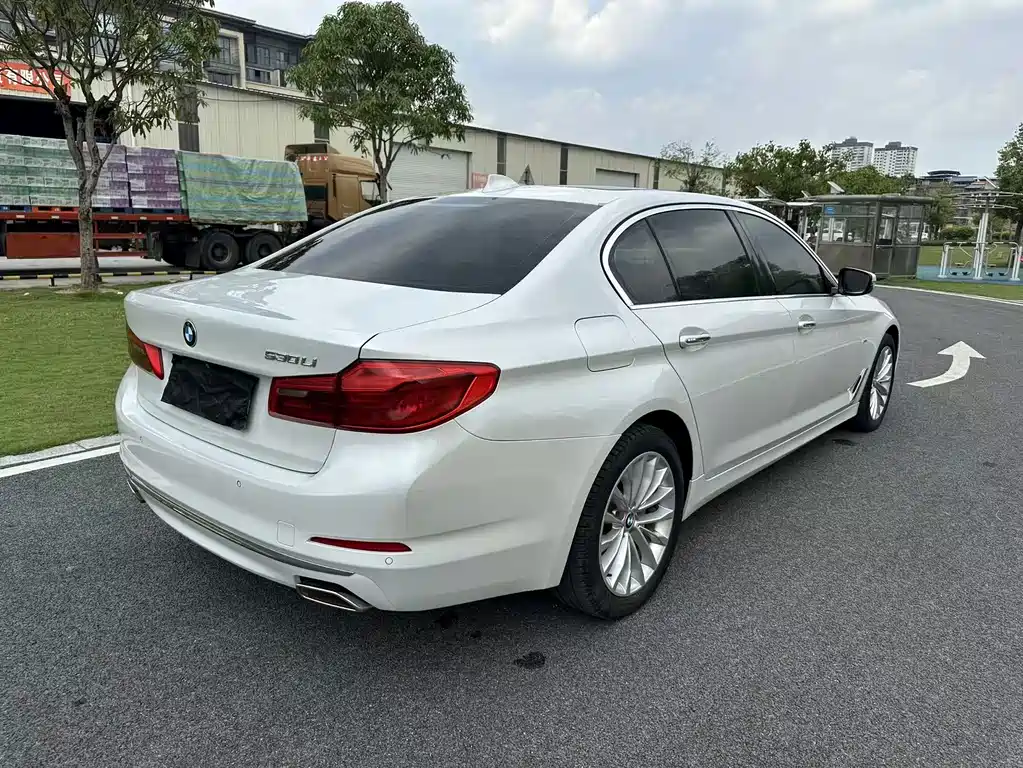 BMW 5 Series — миниатюра 9