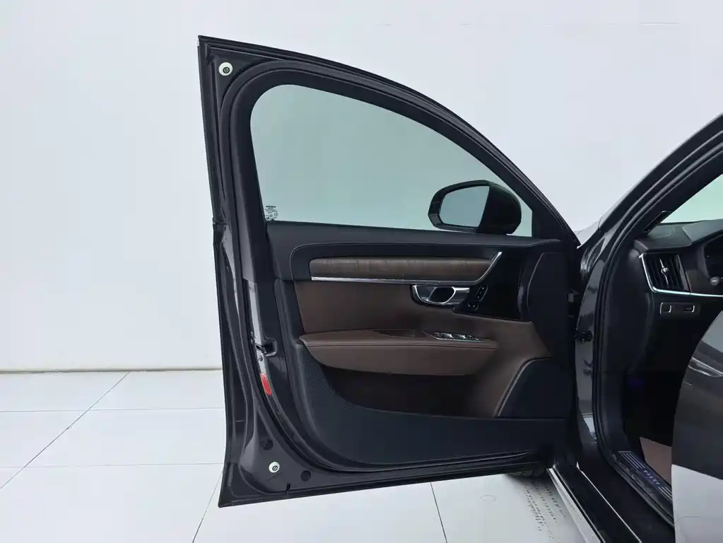 Volvo S90 — миниатюра 26