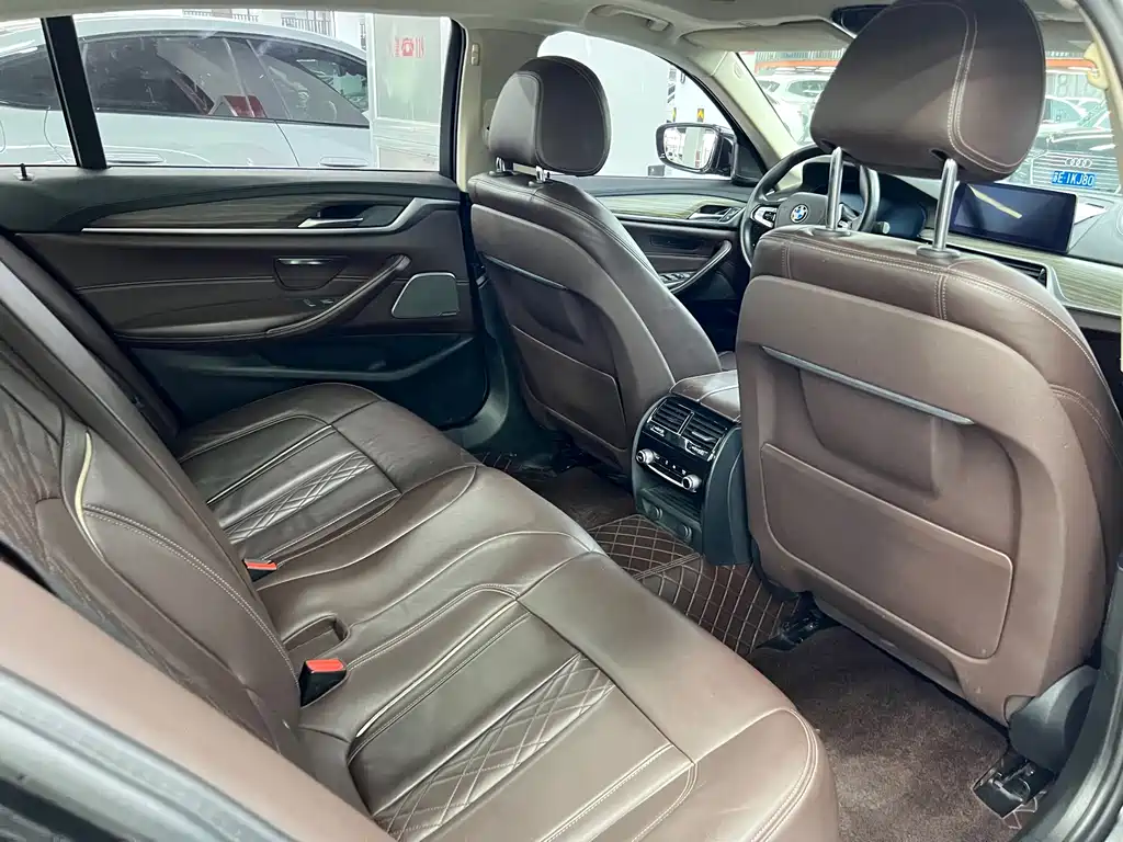 BMW 5 Series — миниатюра 11