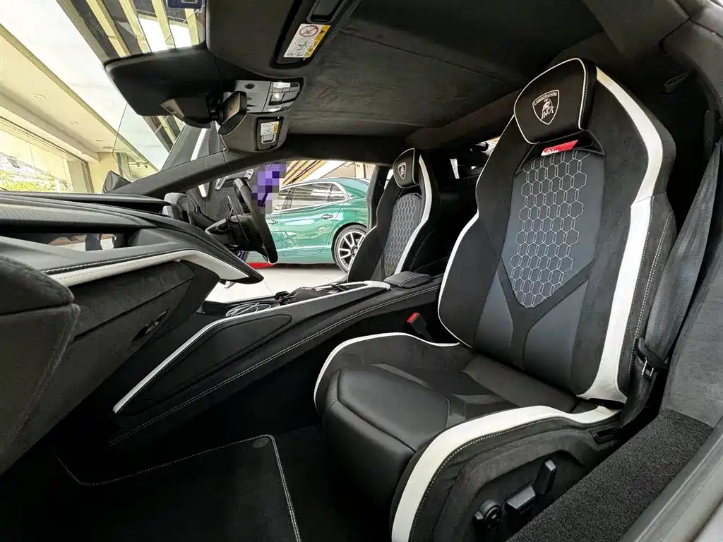 LAMBORGHINI REVUELTO