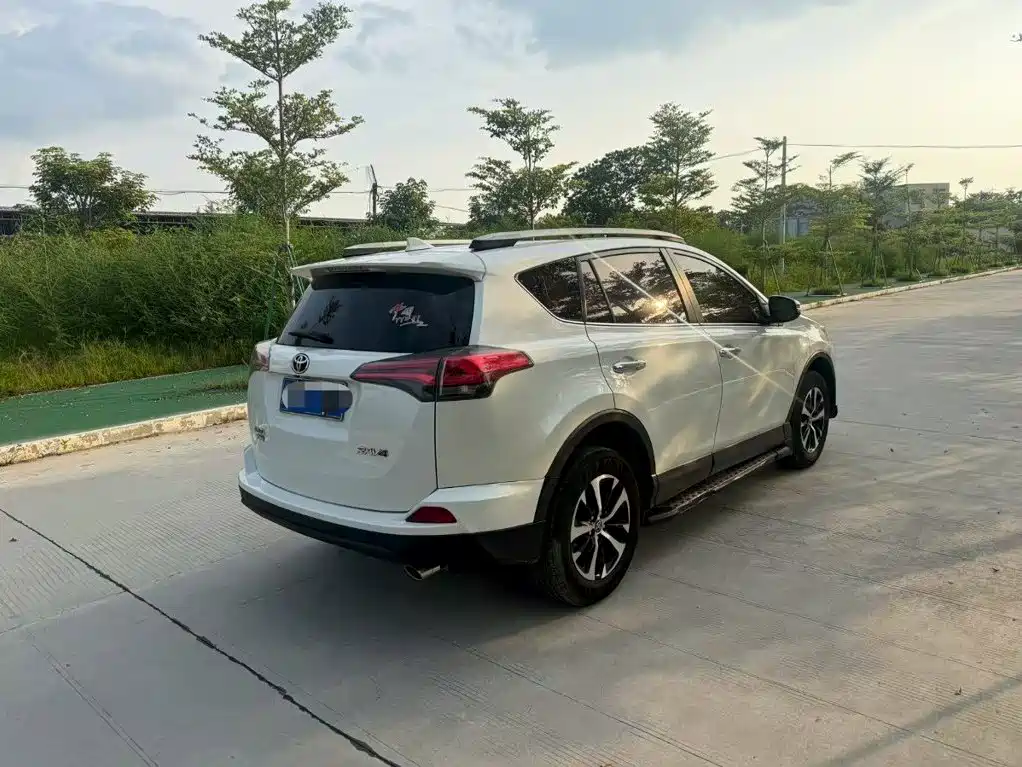 Toyota RAV4 — миниатюра 4