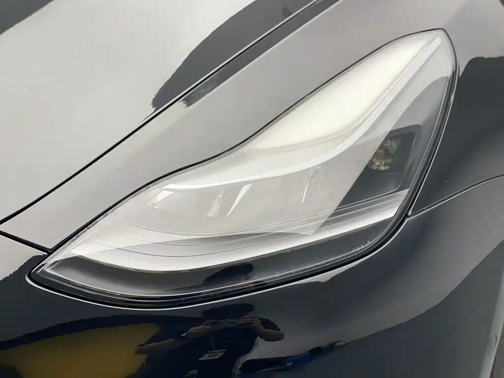 Tesla Model 3 — миниатюра 10